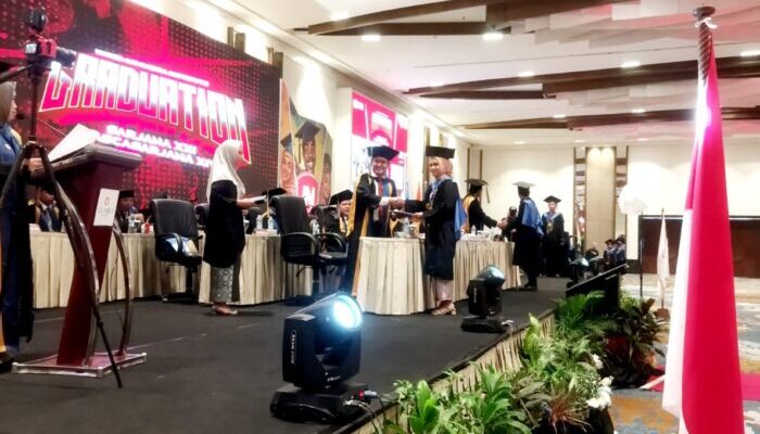 Wisuda Institut Teknologi dan Bisnis Nobel Indonesia Di Claro Berlangsung Khidmat