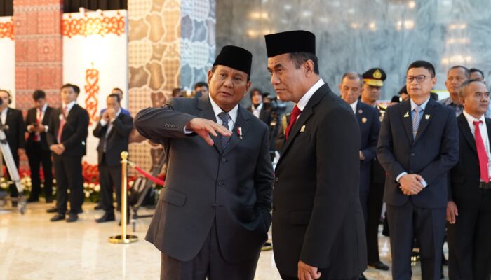 Presiden Terpilih Membisik Mentan Amran di Acara Pelantikan DPR RI, Ada Apa Ya?