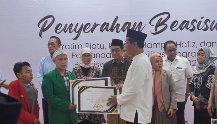 Mentan Amran Bagikan Beasiswa untuk Anak Yatim Piatu Rp2,2 Milyar