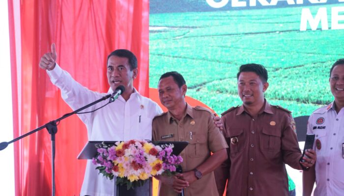 Simbol Perdamaian, Mentan Amran Minum Susu Bersama Ribuan Anak Sekolah, Peternak, dan Pelaku Industri Susu