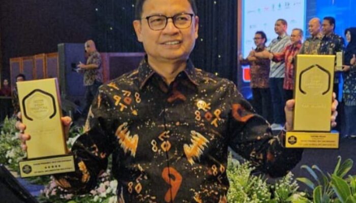 Taruna Ikrar, Kepala BPOM RI Dianugerahi Top Leader on Digital implementation 2024