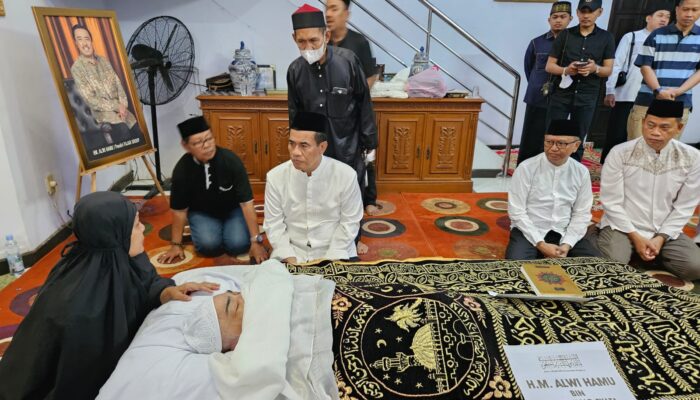 Didampingi PJ Gubernur Sulsel, Mentan Andi Amran Melayat ke Rumah Duka Alwi Hamu
