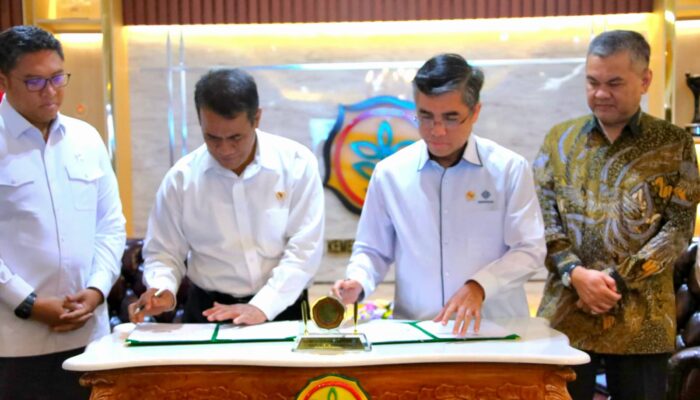 Teken MoU, Mentan Amran dan Menaker Yassierli Siapkan SDM Handal untuk Klaster Pertanian Modern