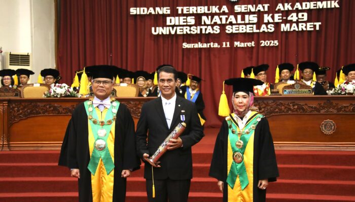 Mentan Terharu Raih Penghargaan UNS, Teringat Didikan Ibunda