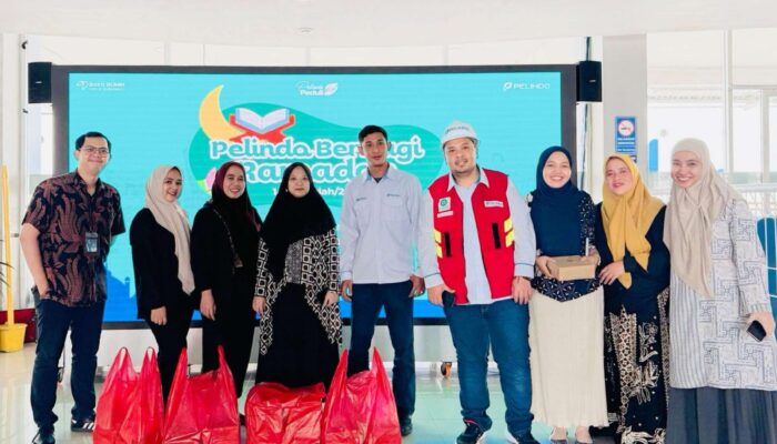 Pelindo Regional 4 Makassar Bagi Takjil Kepada Pengunjung dan Pemudik di Pelabuhan Makassar