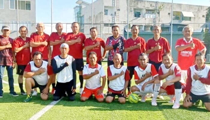 Ngabuburit Jelang Buka Puasa Ramadan, Gubernur Kaltara dan IKA SMANSA 82 Bermain Sepak Bola Mini Soccer