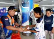 Pelindo Regional 4 Makassar Berikan Kenyamanan Pemudik Lewat Pembagian Nasi Kotak