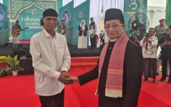 Disaksikan Menteri Agama RI, Hercules Serahkan Bantuan 50 Juta ke Pondok Pesantren As’adiyah Wajo