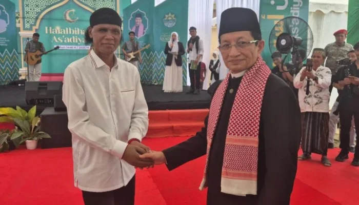 Disaksikan Menteri Agama RI, Hercules Serahkan Bantuan 50 Juta ke Pondok Pesantren As’adiyah Wajo