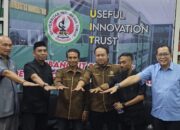 Rektor UIT Serahkan SK Wakil Rektor IV Bidang Kerja Sama dan Inovasi Kepada Dr. Ir. Affandy Agusman Aris