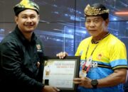 Zainal Paliwang Terima Penghargaan ‘Good Governance’ Dalam Acara Anugerah Olahraga SIWO PWI Awards II Kaltara 2025