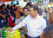 Tinjau Operasi Pangan Murah di Majene, Mentan Amran Harap Harga Beras Turun 1-2 Minggu ke Depan