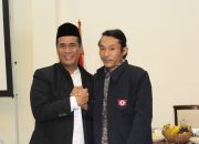 Simbol Regenerasi, Ketua KKSS Andi Amran Sulaiman Pakaikan Jas ke Pemuda Berprestasi Agam Rinjani