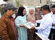 Wali Kota Tasming Hamid Serahkan Bantuan dan Letakkan Batu Pertama Rumah Layak Huni