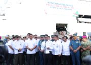 Mentan Amran Bersama KASAL Lepas Bantuan Bencana Sumatera Tahap III dengan KRI Makassar