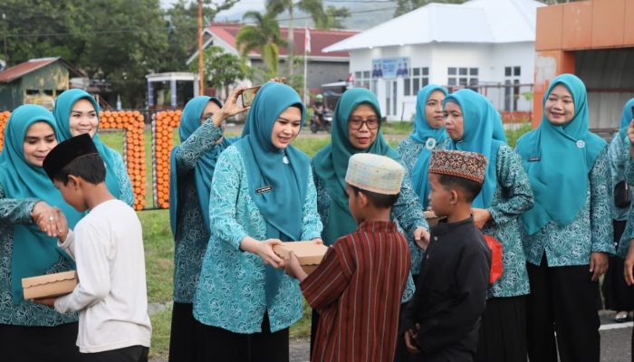 Tim Penggerak PKK Parepare Turun ke Jalan, Andi Arfiah Tasming Pimpin Aksi Berbagi Takjil di Empat Titik Strategis