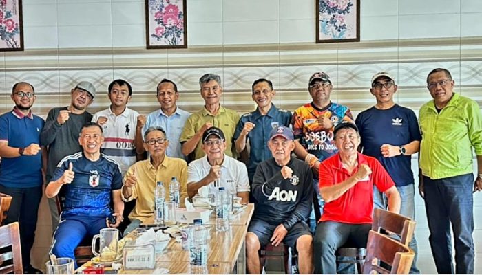 Azhari Sirajuddin Nahkodai Batom Olahraga IKA Unhas: Simbol Kebangkitan “DNA Sepak Bola” Kampus Merah