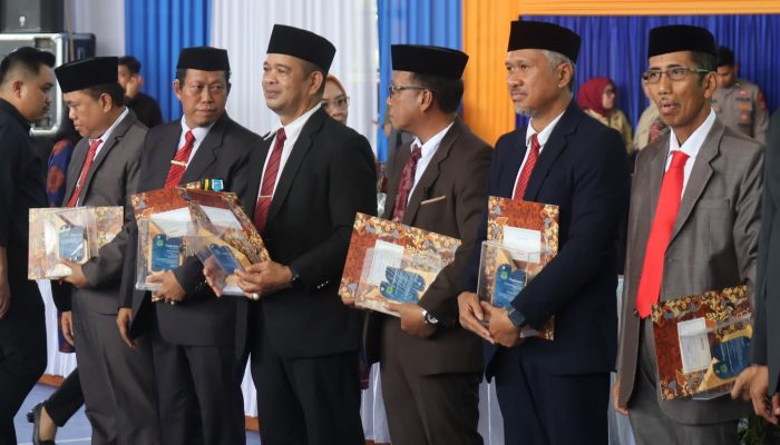 Kadisdikbud Pinrang Raih Penghargaan Pelayanan Terbaik pada HUT ke-66, Tegaskan Komitmen Peningkatan Layanan Publik