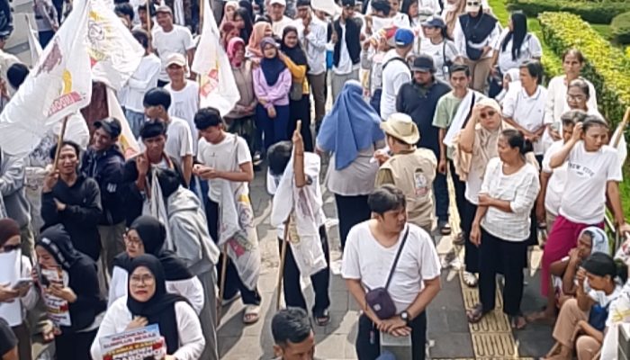 Ribuan Petani Laporkan Feri Amsari