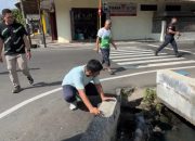 Pemkot Parepare Edukasi Warga Lewat Aksi Pembersihan Drainase, Tekankan Bahaya Sampah Plastik