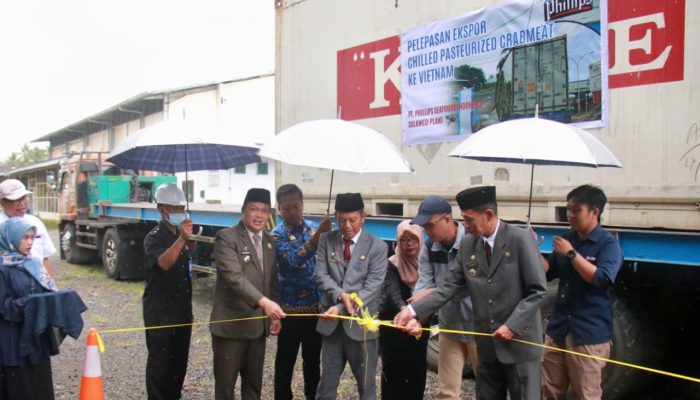 Pemerintah Kabupaten Barru melepas ekspor perdana produk daging kepiting rajungan olahan PT. Philips Seafood Indonesia menuju pasar ASEAN