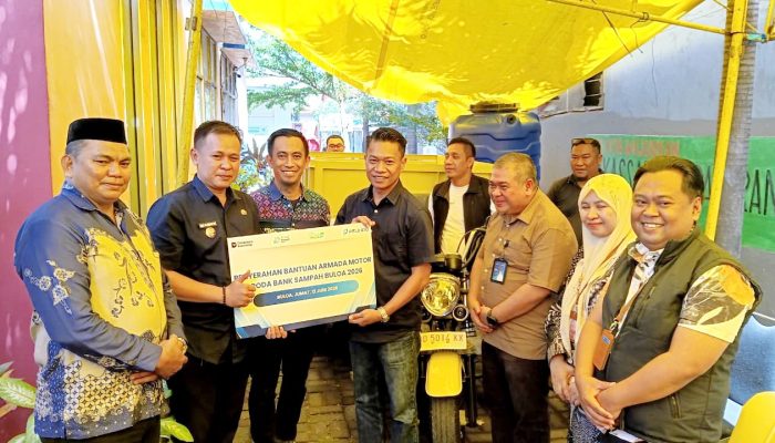 TPK New Makassar Menyerahkan Bantuan Armada Angkutan Sampah Motor Tiga Roda ke Kelurahan Buloa