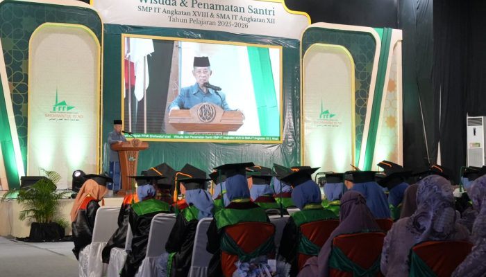 ​AGH Najamuddin Abd Safa Bawakan Orasi Ilmiah di Wisuda Santri PPMI Shohwatul Is’ad Pangkep