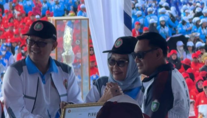 Wakil Wali Kota Parepare Terima Penghargaan di Pembukaan Porsenijar PGRI 2026